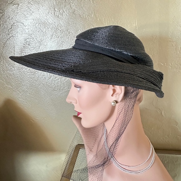 SUMPTUOUS 1940s' BLACK STRAW WIDE BRIM HAT WITH VEILING - Picture 2 of 13